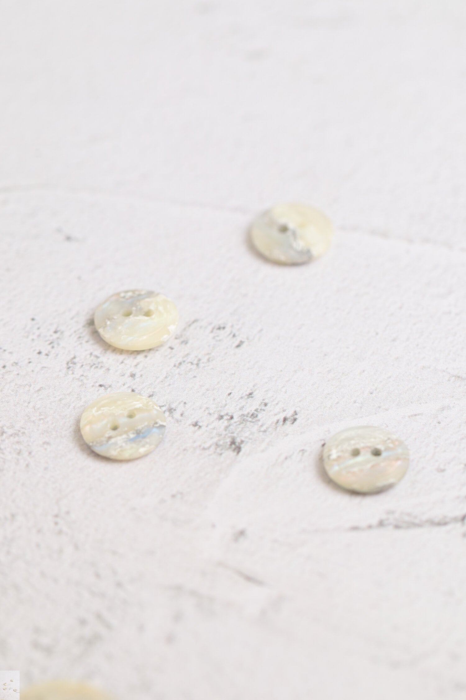 Mottled 2 Hole Natural