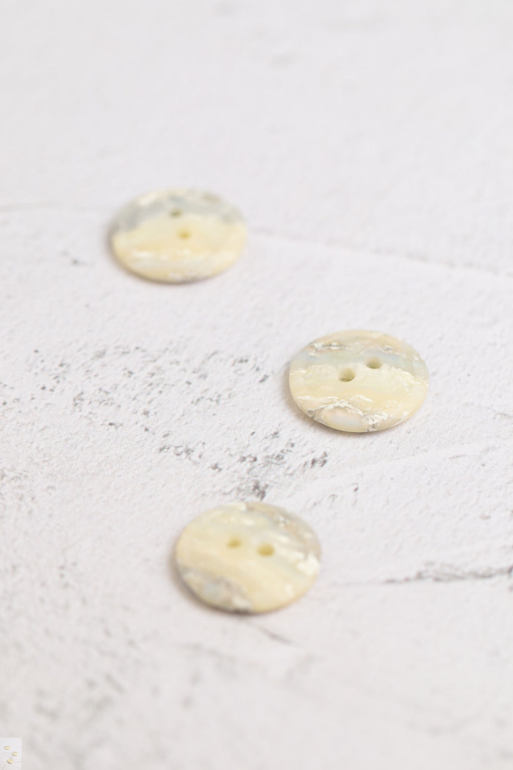 Mottled 2 Hole Natural