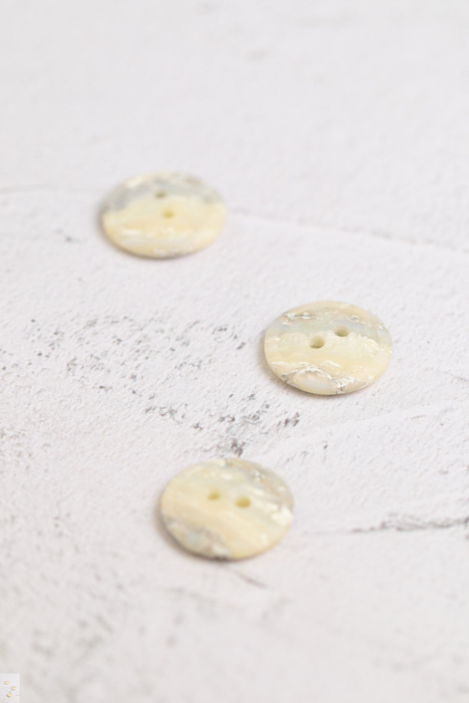 Mottled 2 Hole Natural