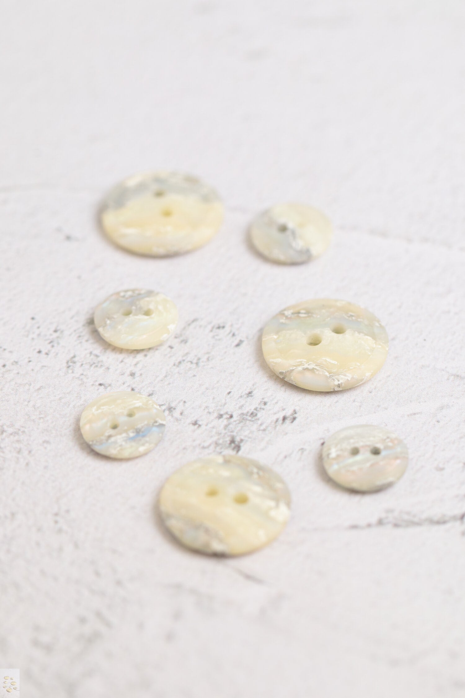 Mottled 2 Hole Natural