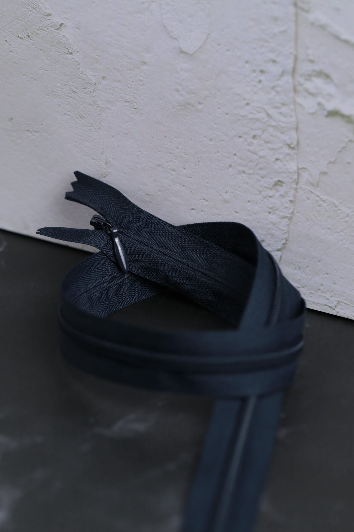 Clear Invisible Zip Medium-Duty Invisible Zip 55cm Dark Navy – House of Cloth